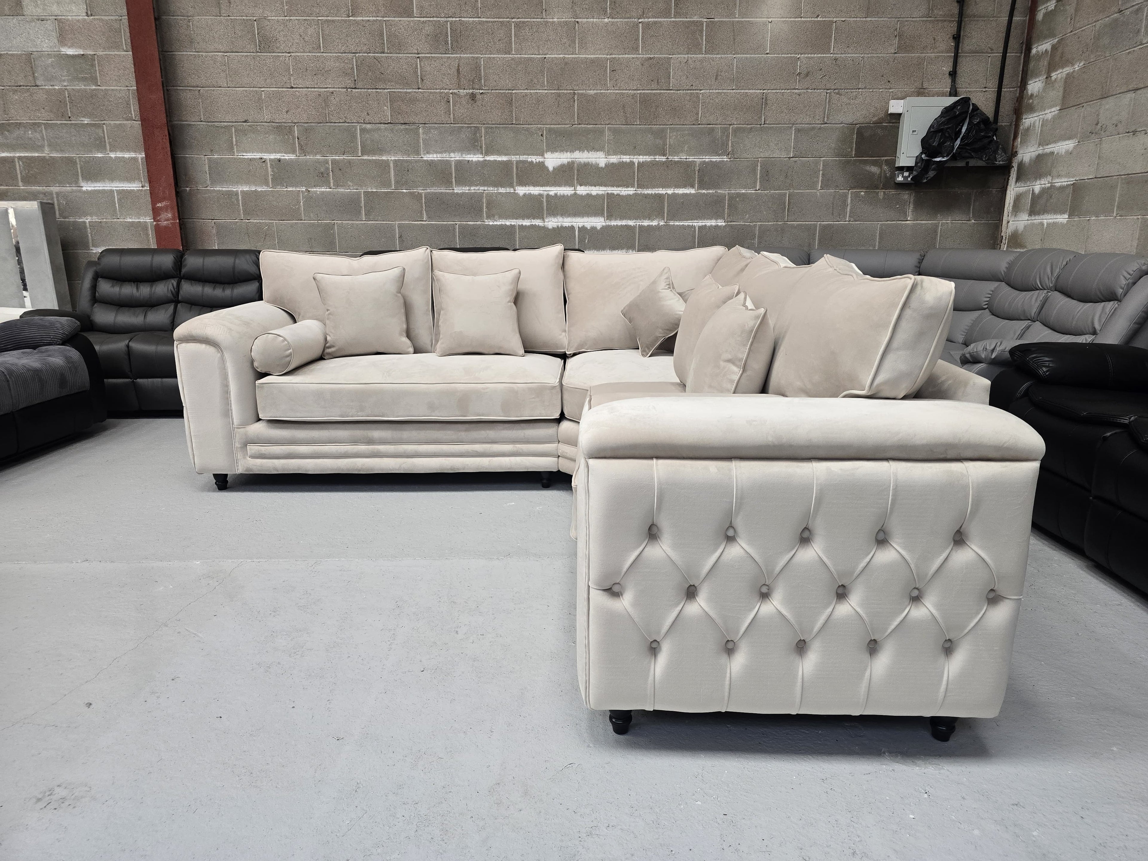 Zara Chesterfield Corner Sofa – Cream Plush Fabric